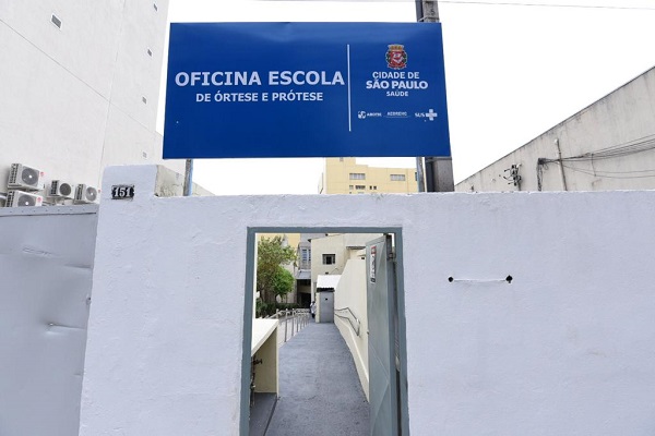 #PraCegoVer: Fotografia da entrada da oficina Escola de Órtese e Prótese